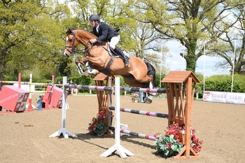 Simon Buckley wins the Equitop GLME Senior Foxhunter Second Round at South View Equestrian Centre
